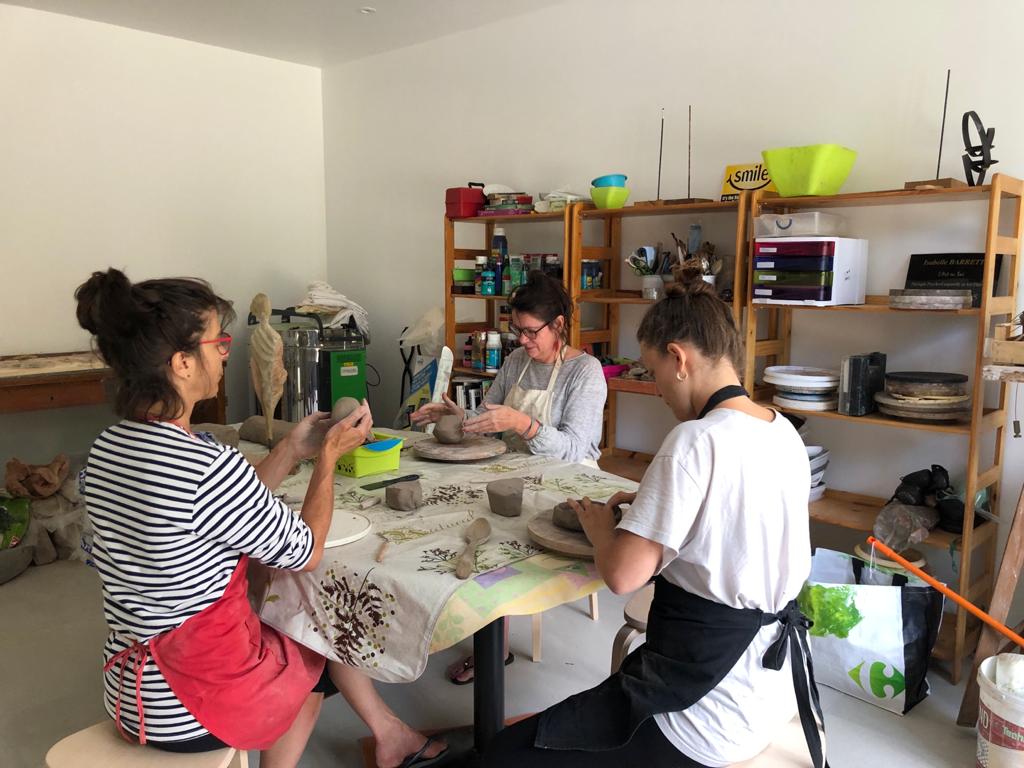 Atelier de modelage en terre avec trois participantes, moment créatif et ressourçant proposé par Osélience