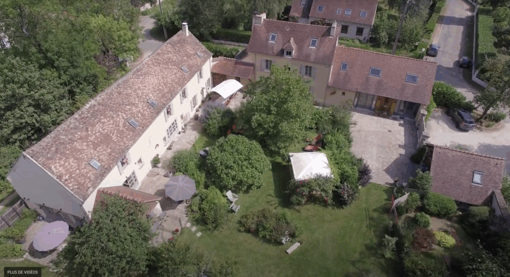 Vue aérienne du domaine Osélience avec les maisons d’hôtes, le grand jardin verdoyant et les espaces de détente pour les séjours bien-être